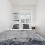 Apartment Cozy 2 Bed - Ideal For Long Stays, Relocators & Contractors - Free Parking - Sleeps 2 - By Old Trafford & Salford Manchester