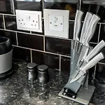Cozy 2 Bed - Ideal For Long Stays, Relocators & Contractors - Free Parking - Sleeps 2 - By Old Trafford & Salford Manchester