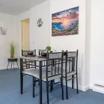 Modern 2br Retreat For Business & Comfort Manchester