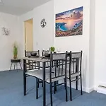 Modern 2br Retreat For Business & Comfort Apartament