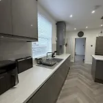 The Manchester Haven Sleeps 10 Near City Centre Breakfast Hamper Included Manchester