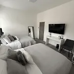 Holiday home The Manchester Haven Sleeps 10 Near City Centre Breakfast Hamper Included Manchester