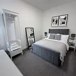 The Manchester Haven Sleeps 10 Near City Centre Breakfast Hamper Included Holiday home *