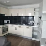 Spectacular Private Bedroom In 2 Bedroom Kwatera prywatna Manchester