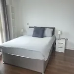Spectacular Private Bedroom In 2 Bedroom Kwatera prywatna Manchester