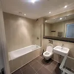 Spectacular Private Bedroom In 2 Bedroom Kwatera prywatna Manchester