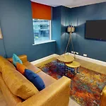 3br, Song Lyrics Theme, Self Check-in 公寓