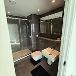 Апартаменты 3bed Sleeps 6 - With Wifi *