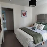 Daire Spacious Homely Near Ao Arena And Shopping Centre With 500mbps Internet & Netflix