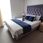 Spacious Homely Near Ao Arena And Shopping Centre With 500mbps Internet & Netflix Apartmán