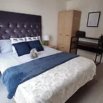 Spacious Homely Near Ao Arena And Shopping Centre With 500mbps Internet & Netflix Apartmán