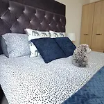 Daire Spacious Homely Near Ao Arena And Shopping Centre With 500mbps Internet & Netflix *