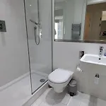 Spacious Homely Near Ao Arena And Shopping Centre With 500mbps Internet & Netflix Apartmán