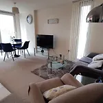 Daire Spacious Homely Near Ao Arena And Shopping Centre With 500mbps Internet & Netflix