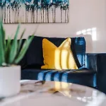 Дом отдыха New!- Gorton Place By Greenstay Serviced - 4 Bed 3 Bath House In - Free Parking - Fast 250 Mbps Wi-fi - Ideal For Contractors, Business Travellers & Relocations - Close To Centre, Airport, Etihad Stadium - Long Wel *