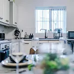 New!- Gorton Place By Greenstay Serviced - 4 Bed 3 Bath House In - Free Parking - Fast 250 Mbps Wi-fi - Ideal For Contractors, Business Travellers & Relocations - Close To Centre, Airport, Etihad Stadium - Long Wel Манчестер