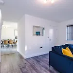 New!- Gorton Place By Greenstay Serviced - 4 Bed 3 Bath House In - Free Parking - Fast 250 Mbps Wi-fi - Ideal For Contractors, Business Travellers & Relocations - Close To Centre, Airport, Etihad Stadium - Long Wel Манчестер