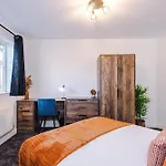 Дом отдыха New!- Gorton Place By Greenstay Serviced - 4 Bed 3 Bath House In - Free Parking - Fast 250 Mbps Wi-fi - Ideal For Contractors, Business Travellers & Relocations - Close To Centre, Airport, Etihad Stadium - Long Wel *