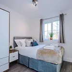 Дом отдыха New!- Gorton Place By Greenstay Serviced - 4 Bed 3 Bath House In - Free Parking - Fast 250 Mbps Wi-fi - Ideal For Contractors, Business Travellers & Relocations - Close To Centre, Airport, Etihad Stadium - Long Wel Манчестер