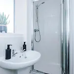 New!- Gorton Place By Greenstay Serviced - 4 Bed 3 Bath House In - Free Parking - Fast 250 Mbps Wi-fi - Ideal For Contractors, Business Travellers & Relocations - Close To Centre, Airport, Etihad Stadium - Long Wel Дом отдыха