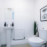 New!- Gorton Place By Greenstay Serviced - 4 Bed 3 Bath House In - Free Parking - Fast 250 Mbps Wi-fi - Ideal For Contractors, Business Travellers & Relocations - Close To Centre, Airport, Etihad Stadium - Long Wel Дом отдыха Манчестер
