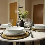 2 Bed 2 Bath Close To Ctre Sleeps 5 -free Parking Apartment