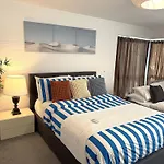 Luxury - Pick A - Free Parking & Kitchen Access, Near Etihad Stadium, The Coop Live & Piccadilly Station, Homestay
