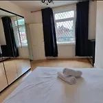 Near Centre Sleeps 11, 4-spacious Bed Rooms,2-lounges 2-toilets 1-kitchen Ideal Familys&groups
