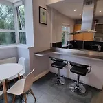 Near Centre Sleeps 11, 4-spacious Bed Rooms,2-lounges 2-toilets 1-kitchen Ideal Familys&groups
