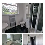 Near Centre Sleeps 11, 4-spacious Bed Rooms,2-lounges 2-toilets 1-kitchen Ideal Familys&groups Manchester