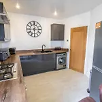 2 Bed Didsbury Flat Sleeps 6 Free Parking *