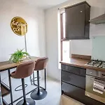 2 Bed Didsbury Flat Sleeps 6 Free Parking
