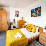 2 Bed Didsbury Flat Sleeps 6 Free Parking 曼彻斯特