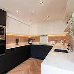 Luxury 8 Bed *