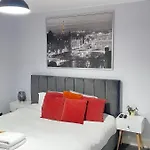 Luxury Spacious 4 Bedroom House - Free Parking - 5 Mins From Centre
