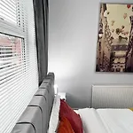 Luxury Spacious 4 Bedroom House - Free Parking - 5 Mins From Centre