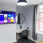 Luxury Spacious 4 Bedroom House - Free Parking - 5 Mins From Centre Apartment Manchester