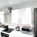 Apartment Luxury Spacious 4 Bedroom House - Free Parking - 5 Mins From Centre