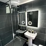 Luxury Spacious 4 Bedroom House - Free Parking - 5 Mins From Centre *