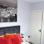 Apartment Luxury Spacious 4 Bedroom House - Free Parking - 5 Mins From Centre