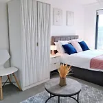 Lets Sa I 2bed 2bath L Waterfront L Private Balcony I Relaxing Retreat I Great Location Apartmán *