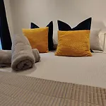 Bee City Apartment United Man - Work N Relax 500Mbps Wifi And Netflix - Penthouse-Like City & Waterfront Views