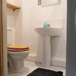 Spacious 2 Bed Flat, Free Parking, Close To Town * 曼彻斯特