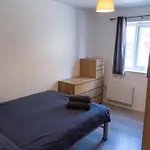 Spacious 2 Bed Flat, Free Parking, Close To Town