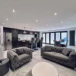 Luxury 5br With Access Apartment *