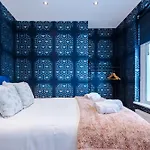 Rest&recharge At A Luxury Retreat In - Sleeps 11, 5 Bedrooms, 3 Bathrooms, Free Parking *