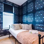 Rest&recharge At A Luxury Retreat In - Sleeps 11, 5 Bedrooms, 3 Bathrooms, Free Parking Nyaraló *