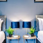 Nyaraló Rest&recharge At A Luxury Retreat In - Sleeps 11, 5 Bedrooms, 3 Bathrooms, Free Parking Manchester
