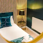 Rest&recharge At A Luxury Retreat In - Sleeps 11, 5 Bedrooms, 3 Bathrooms, Free Parking *