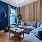Rest&recharge At A Luxury Retreat In - Sleeps 11, 5 Bedrooms, 3 Bathrooms, Free Parking *